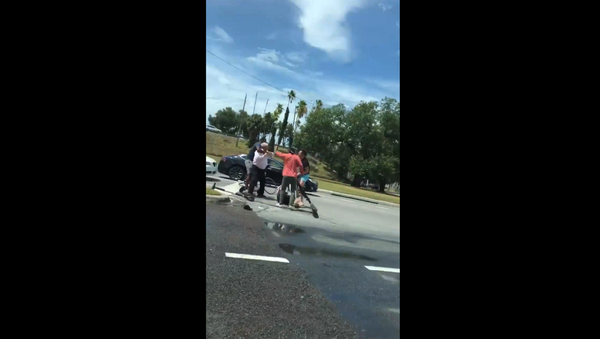 Brawl breaks out between bicyclist and group of electric scooter riders in Tampa, Florida - Sputnik International