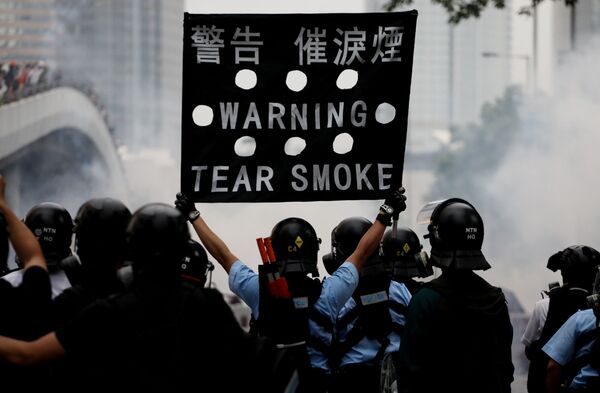 Hong Kong Police Fire Tear Gas at Protesters as Chaos Erupts in Wan Chai - Sputnik International
