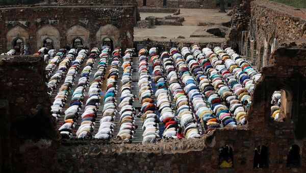 Muslims offer Eid al-Fitr prayers at the ruins of Feroz Shah Kotla mosque in New Delhi, India June 5, 2019. REUTERS/Adnan Abidi - Sputnik International