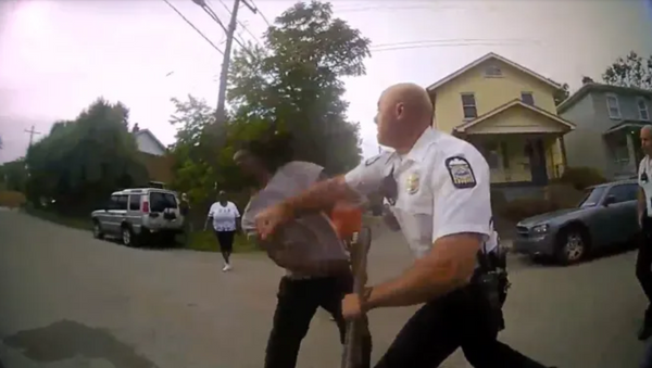  Body Cam Footage Shows US Police Officer Punching Man in Face - Sputnik International