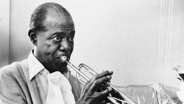  In a June 21, 1971 file photo jazz great Louis Armstrong practices with his horn at his Corona, New York home on June 21, 1971. A live recording of Louis Armstrong playing his trumpet for one of the last times is being played Friday April 27, 2012 at the National Press Club in Washington where it was created in January 1971. - Sputnik International