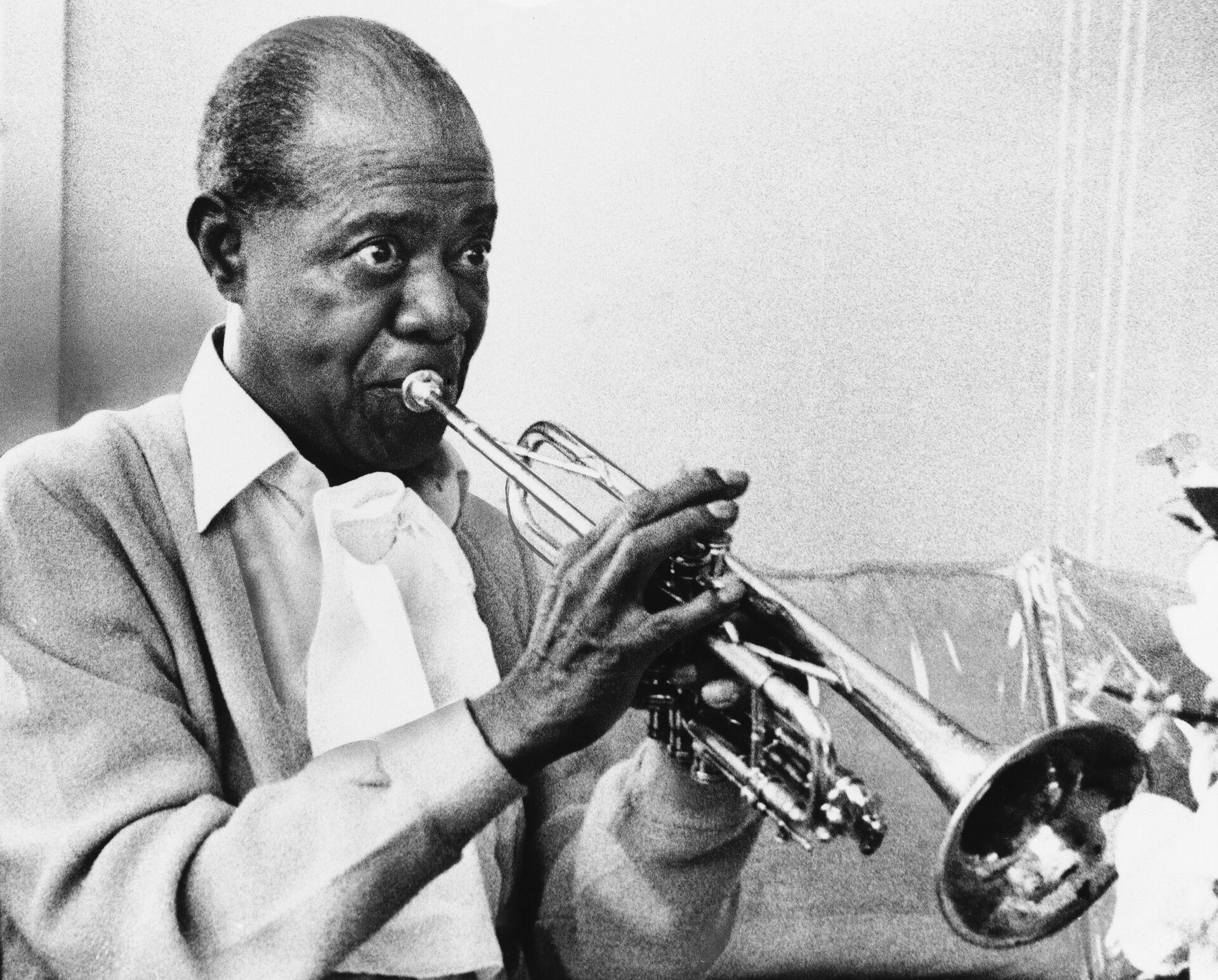  In a June 21, 1971 file photo jazz great Louis Armstrong practices with his horn at his Corona, New York home on June 21, 1971. A live recording of Louis Armstrong playing his trumpet for one of the last times is being played Friday April 27, 2012 at the National Press Club in Washington where it was created in January 1971. - Sputnik International, 1920, 07.09.2021