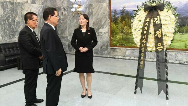 Kim Jong Un's sister, Kim Yo Jong, a senior official of North Korea's ruling party, center, speaks to South Korean presidential national security director Chung Eui-yong, second from left, and a lawmaker Park Ji-won, left, near the condolence flowers for former South Korean first lady Lee Hee-ho at the northern side of the border village of Panmunjom in the Demilitarized Zone, South Korea, Wednesday, June 12, 2019 - Sputnik International