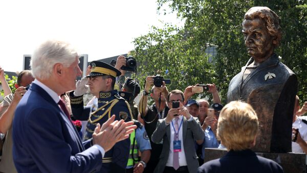 Former U.S. President Bill Clinton applauds during the inauguration of the monument of Madeleine Albright at the 20th anniversary of the Deployment of NATO Troops in Kosovo in Pristina, Kosovo June 12, 2019 - Sputnik International