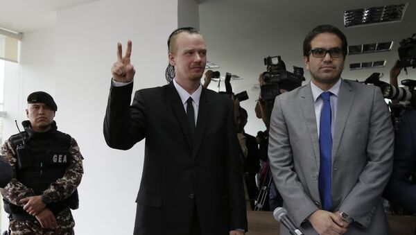 Swedish programmer Ola, center, makes a victory sign as he enters court for a hearing in which his lawyers are requesting his freedom, in Quito, Ecuador, Thursday, May 2, 2019. The government accuses Bini of being involved with two unnamed Russian hackers in a plot to blackmail Ecuador’s President Lenin Moreno. - Sputnik International
