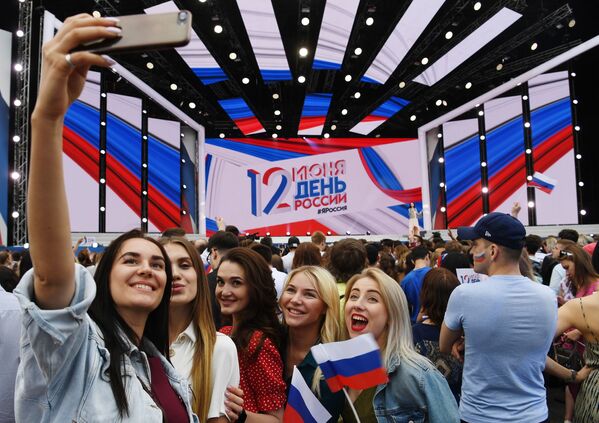 Women take a selfie during a festive concert marking the Day of Russia on Red Square in Moscow, Russia. - Sputnik International