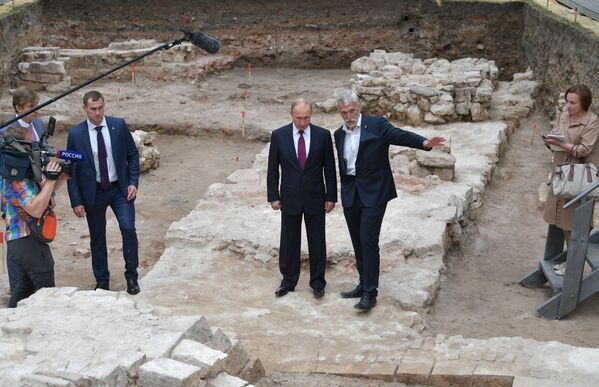 Russian President Vladimir Putin and Director of the Institute of Archaeology of the Russian Academy of Sciences Nikolai Makarov, right, visit a new archaeological excavation site at Moscow's Kremlin, Russia. - Sputnik International