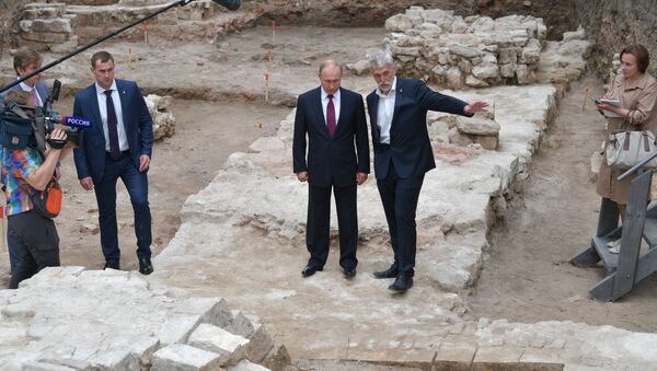 Russian President Vladimir Putin and Director of the Institute of Archaeology of the Russian Academy of Sciences Nikolai Makarov, right, visit a new archaeological excavation site at Moscow's Kremlin, Russia. - Sputnik International
