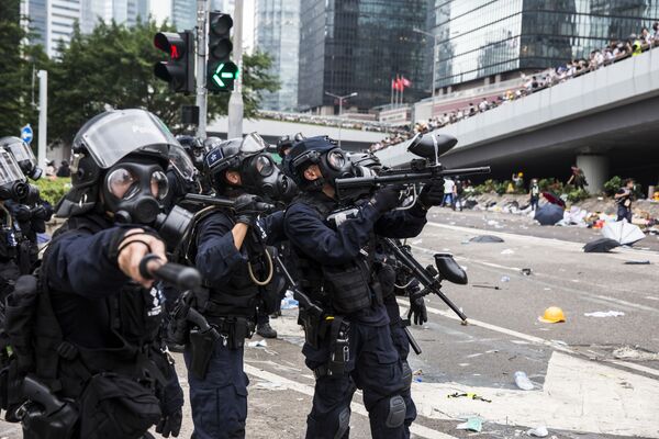 Police fire non-lethal projectiles during violent clashes against protesters in Hong Kong on June 12, 2019. - Violent clashes broke out in Hong Kong on June 12 as police tried to stop protesters storming the city's parliament, while tens of thousands of people blocked key arteries in a show of strength against government plans to allow extraditions to China. - Sputnik International