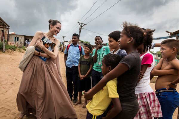 Special envoy for the United Nations High Commissioner for Refugees Angelina Jolie speaks to people in Riohacha, Colombia June 7, 2019. Picture taken June 7, 2019.  - Sputnik International