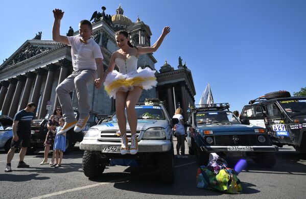 Participants of the SPIEF Drive festival at Saint Isaac's Square in St. Petersburg, Russia - Sputnik International