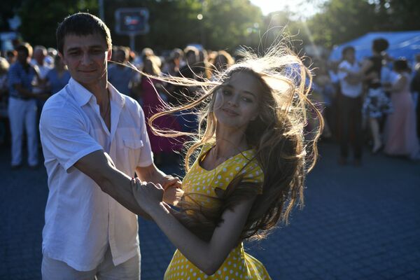 A couple dancing in a park in Sevastopol, Crimea, Russia. - Sputnik International