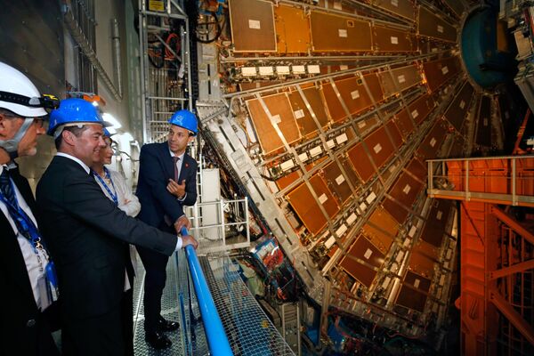 Russian Prime Minister Dmitri Medvedev watches the ATLAS particle detector, constructed at the Large Hadron Collider, as he tours CERN in Geneva, Switzerland. - Sputnik International