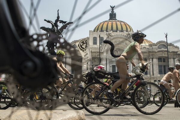 Naked cyclists ride through the streets of Mexico City during the World Naked Bike Ride day, Saturday, June 8, 2019.  - Sputnik International