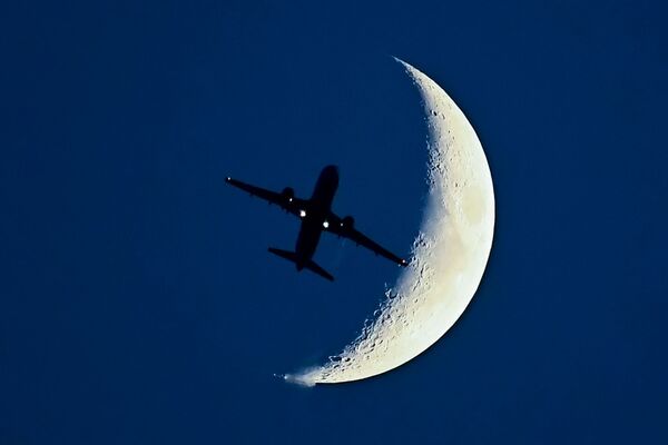 Airbus A320 aircraft flying in front of the Moon. - Sputnik International