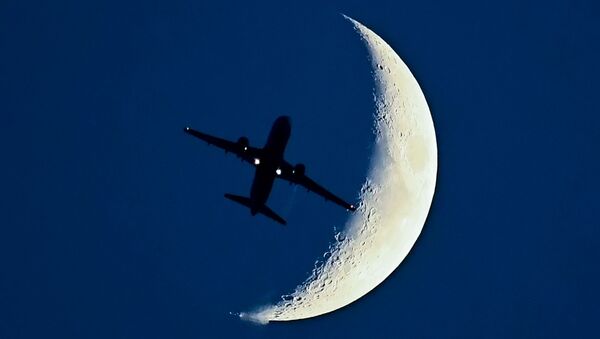 Airbus A320 aircraft flying in front of the Moon. - Sputnik International
