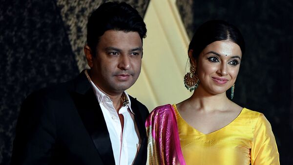 Indian Bollywood film producer Bhushan Kumar (L) with his wife actress Divya Khosla pose for a picture during the wedding reception of film producer Mukesh Bhatt's daughter Sakshi Bhatt, in Mumbai late on January 25, 2019 - Sputnik International