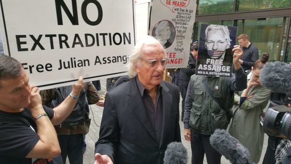 BAFTA award-winning documentary film maker John Pilger at protests in London against WikiLeaks' founder's Julian Assange's extradition - Sputnik International