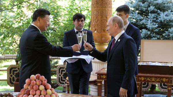 Russian President Vladimir Putin Gives Birthday Present to Chinese President Xi Jinping during the Conference on Interaction and Confidence-Building Measures in Asia - Sputnik International
