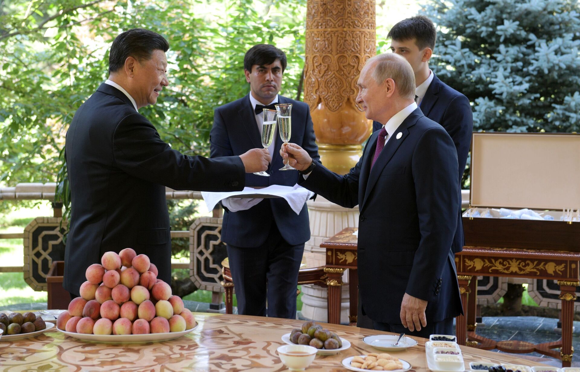 Russian President Vladimir Putin Gives Birthday Present to Chinese President Xi Jinping during the Conference on Interaction and Confidence-Building Measures in Asia - Sputnik International, 1920, 03.02.2022