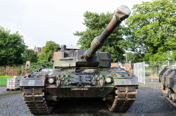 German Newspaper Acknowledges Superiority of Russian T-14 Armata Tank over Domestic Leopard-2 - Sputnik International