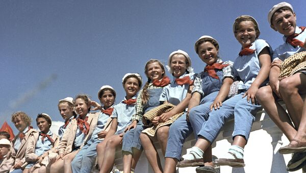 School children relaxing at the All-Union Artek Young Pioneer Camp named after Lenin. - Sputnik International