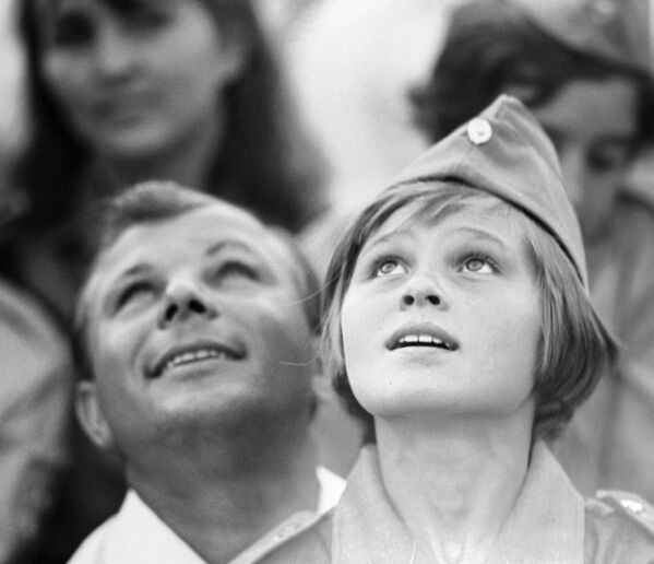 Yuri Gagarin (left) as a guest of honour at the Artek Young Pioneer Camp. - Sputnik International