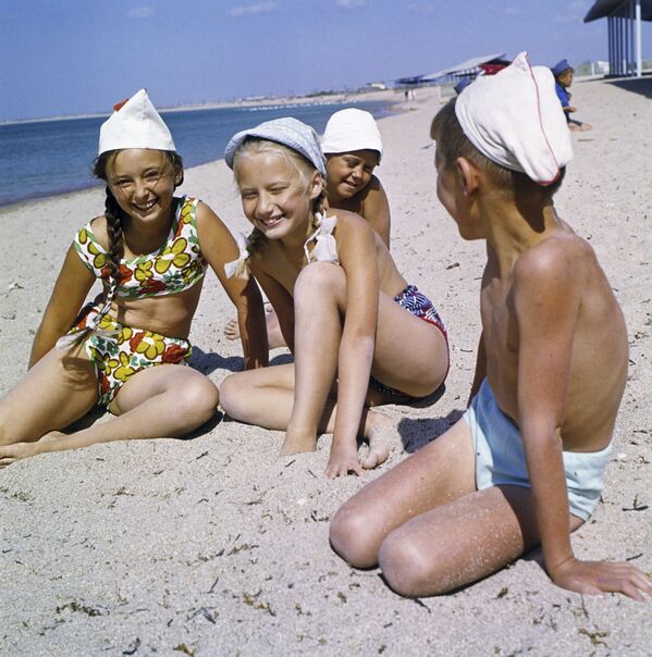 Artek children at the Black Sea, 1970. - Sputnik International