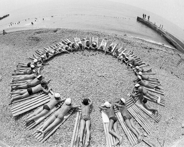 Children on the beach of the Young Pioneer Camp Artek, 1985. - Sputnik International