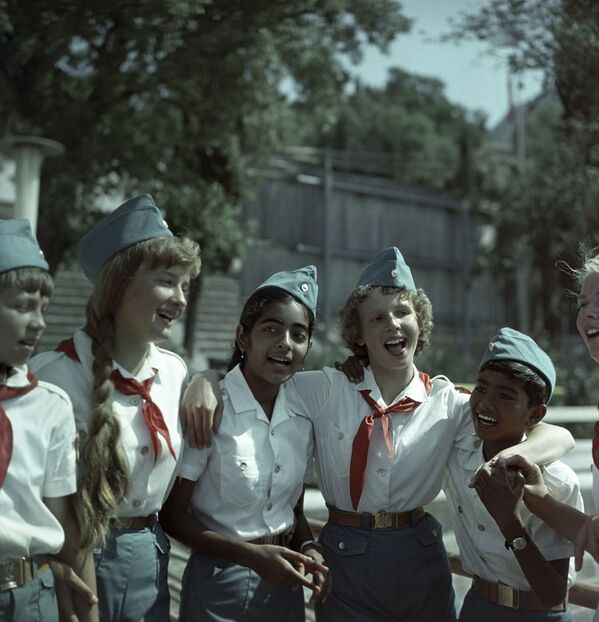 The Lenin Artek National Pioneer Camp in Crimea (today's Artek International Children's Centre). Soviet and Indian children during a walk, 1968. - Sputnik International