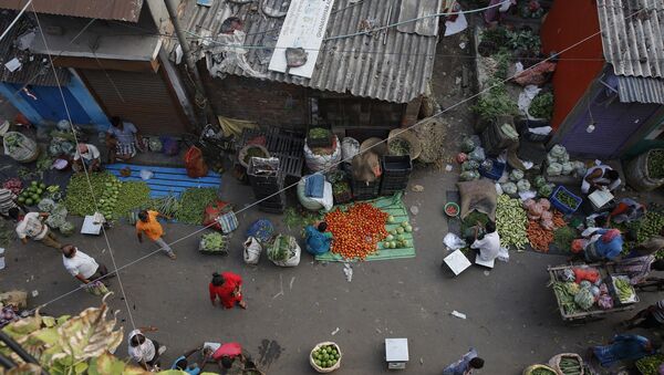 People shop at a roadside vegetable market in Kolkata, India, Tuesday, June 4, 2019. - Sputnik International