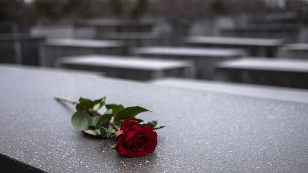 A red rose lies on a slab of the Holocaust Memorial to commemorate the victims of the Nazis in Berlin, Sunday, Jan. 27, 2019. - Sputnik International
