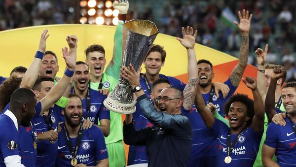 Chelsea head coach Maurizio Sarri lifts the trophy after winning the Europa League Final soccer match between Chelsea and Arsenal - Sputnik International