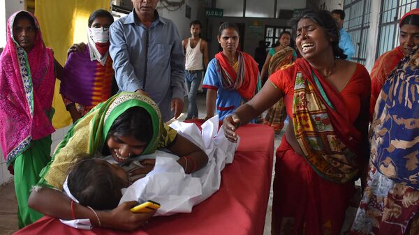 An Indian child arrives at hospital due to Acute Encephalitis Syndrome (AES) as family members react in Muzaffarpur on 10 June 2019 - Sputnik International