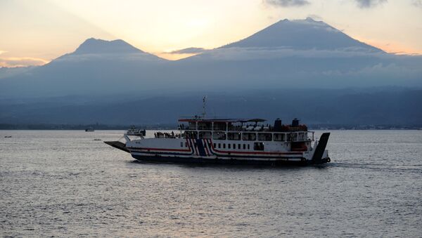 A ferry carries passengers headed for Java island from the port of Gilimanuk in Jembrana on the majority Hindu island of Bali on July 2, 2016. - Sputnik International
