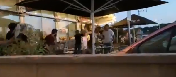 Brawl unfold at Israeli pancake house over seating dispute between customer and staff member - Sputnik International