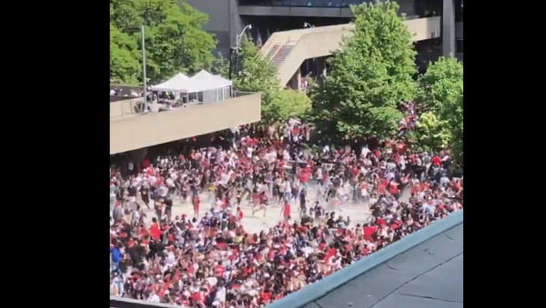 People run, stampede near Toronto Raptors' parade Nathan Phillips Square in Toronto, Canada, on June 17, 2019. The parade was meant to celebrate the Toronto Raptor's 2019 NBA Championship win.  - Sputnik International