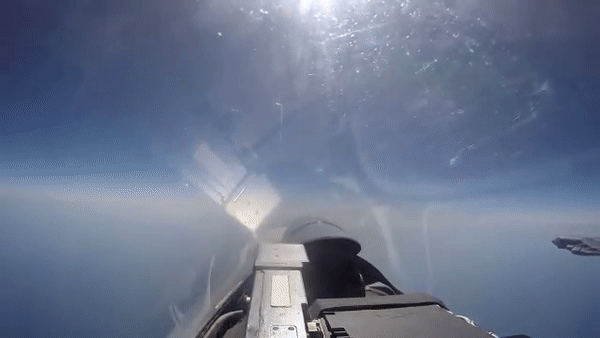 Video of USAF B-52 being intercepted by Russian Su-27 fighter. - Sputnik International