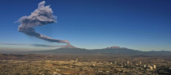 The Popocatepetl Volcano spews ash and smoke as seen from Puebla, central Mexico, on March 28, 2019 - Sputnik International