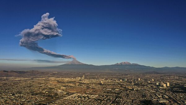 The Popocatepetl Volcano spews ash and smoke as seen from Puebla, central Mexico, on March 28, 2019 - Sputnik International