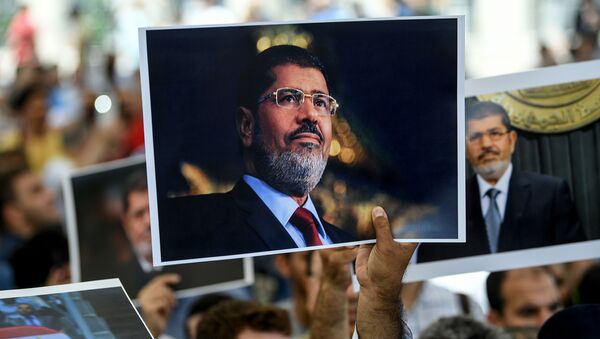 People hold picture of Egyptian President Mohamed Morsi during a symbolic funeral cerenomy on June 18, 2019 at Fatih mosque in Istanbul - Sputnik International