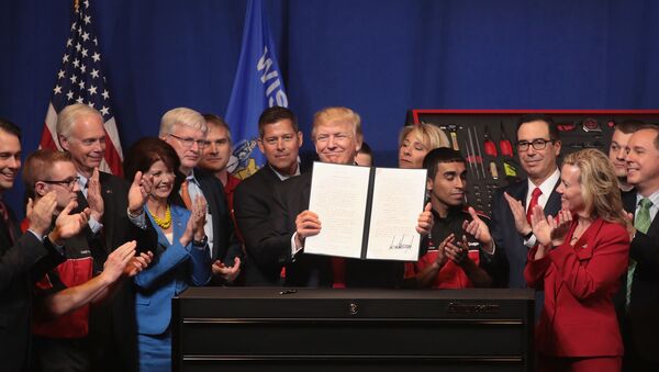 President Donald Trump signs an executive order to try to bring jobs back to American workers and revamp the H-1B visa guest worker program during a visit to the headquarters of tool manufacturer Snap-On on April 18, 2017 in Kenosha, Wisconsin - Sputnik International