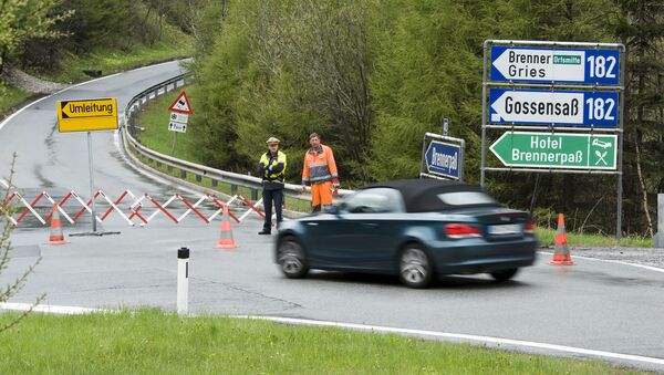 A policeman controls an alternate route from the Brennerautobahn highway, on 14 May 2010, in Gries am Brenner in the Austian province of Tyrol.  - Sputnik International