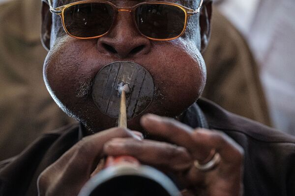 A Sudanese Man Plays a Local Musical Instrument Ahead of a Meeting with Mohamed Hamdan Dagalo - Sputnik International