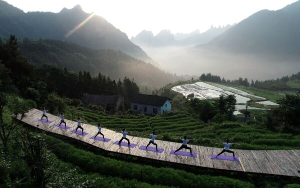 Yoga Enthusiasts in China - Sputnik International