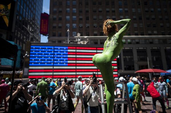 A Naked and Painted Transgender Woman Poses During a Protest on Time Square - Sputnik International