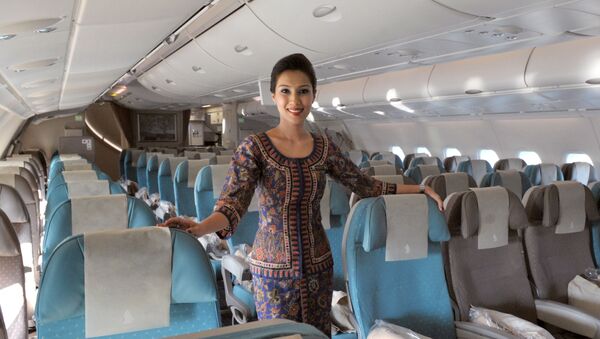 An air hostess poses in the economic class on June 2, 2009 in Roissy-en-France, northern suburb of Paris, in an Airbus A380, after the world's biggest passenger jet made its first commercial flight to Paris with the arrival at Charles-de-Gaulle airport of the Singapore Airlines flight - Sputnik International