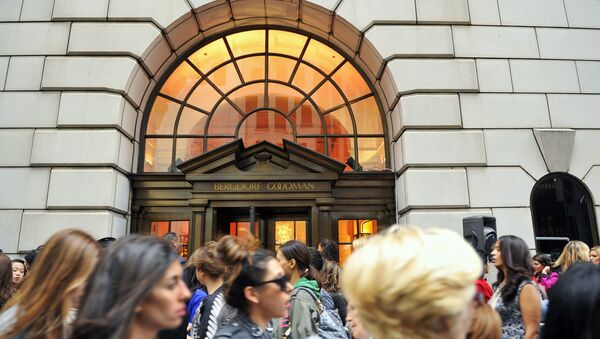 This Sept 10, 2010, file photo shows people lining up to enter the Bergdorf Goodman store, in New York. - Sputnik International