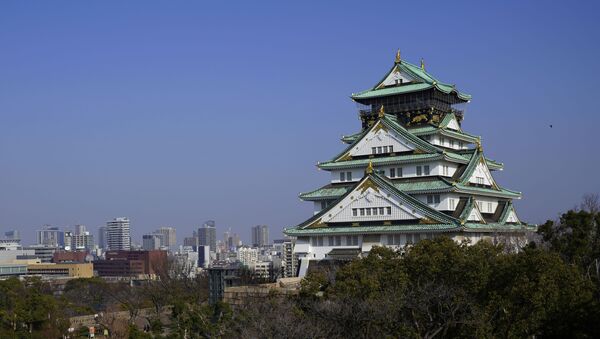 The main tower of Osaka Castle rises above the city in Osaka, Japan. - Sputnik International