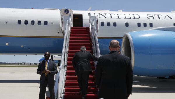 Secretary of State Mike Pompeo boards a plane headed to Jeddah, Saudi Arabia - Sputnik International